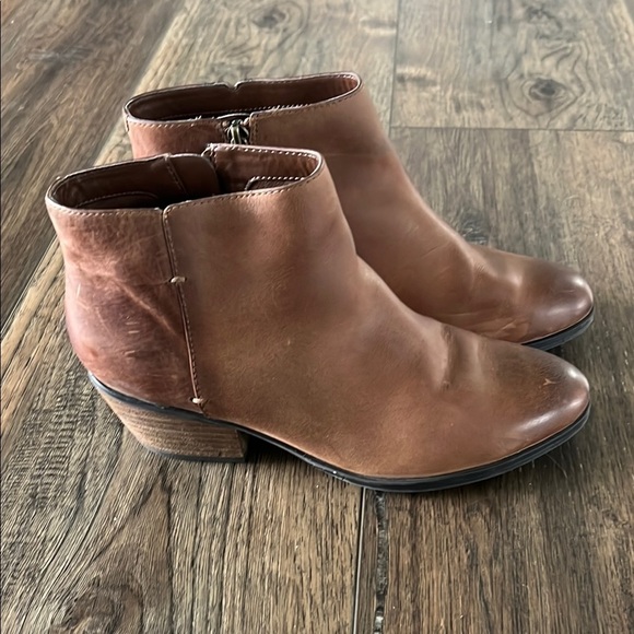 Clark’s Women’s Addiy Zora Leather Booites 1.5” Heel Ankle Boots Brown Size 8.5 - Picture 3 of 15